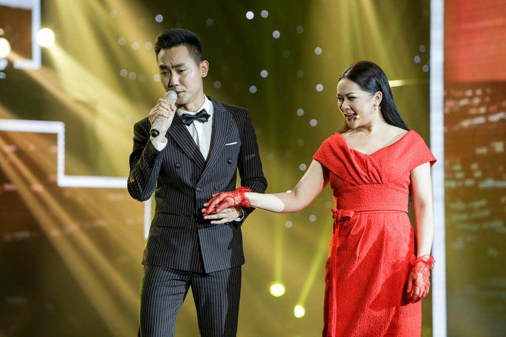 Thần tượng Bolero: HLV Ngọc Sơn khóc nấc khi lên song ca cùng cô gái khiếm thị Thần tượng Bolero: HLV Ngọc Sơn khóc nấc khi lên song ca cùng cô gái khiếm thị